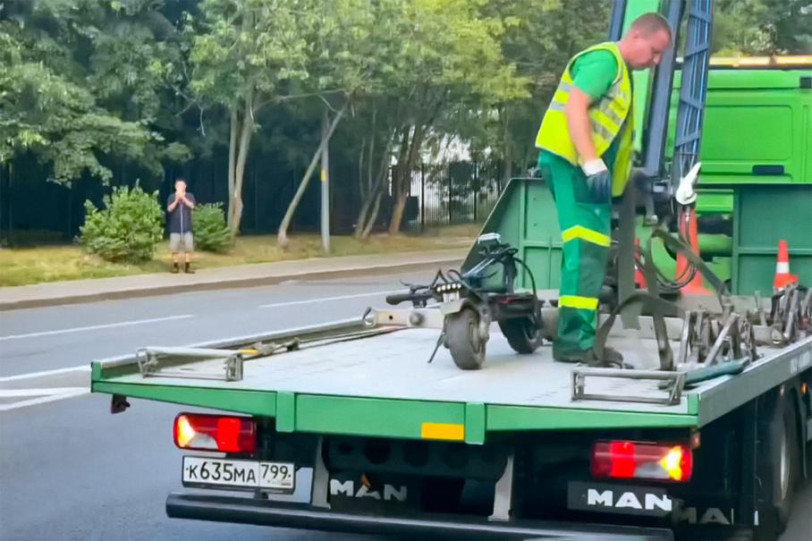 В Москве водителю электросамоката выписали сразу три штрафа. Один из них — за езду без прав