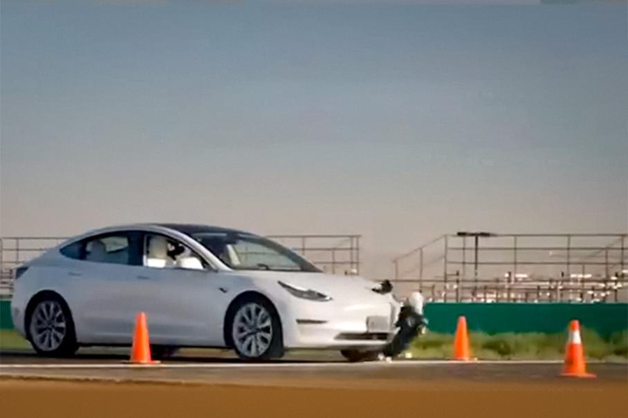 Видео: Tesla на автопилоте сбивает манекен ребенка. Трижды