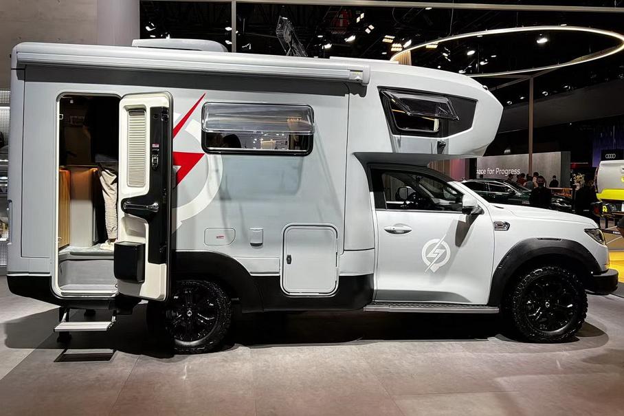 Китайцы показали внедорожный автодом с огромной кроватью и кухней