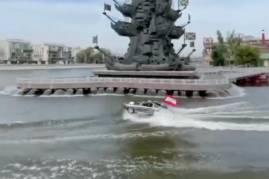 Видео: на Москве-реке замечен водоплавающий Ford Mustang
