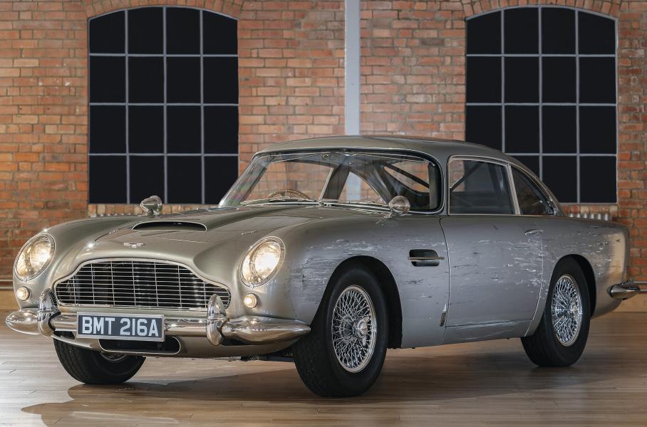 Разбитый Aston Martin Джеймса Бонда продали за 3 миллиона долларов