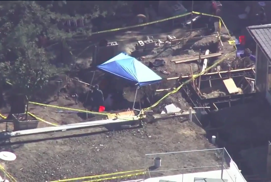 Полиция США раскопала во дворе роскошного особняка кабриолет Mercedes-Benz 