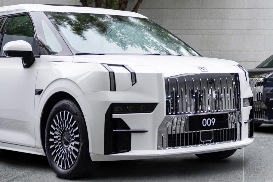 Geely начала продажи роскошного минивэна на 40% дешевле Toyota Alphard