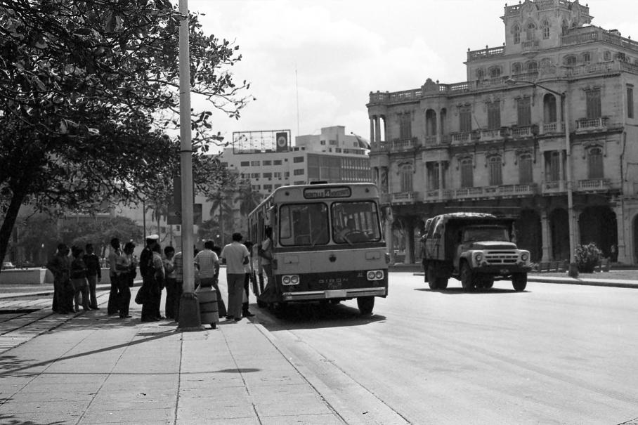 На фото Куба в 1971 году. Велика вероятность, что эти же машины вы встретите на улице и сегодня