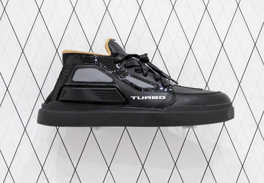 Renault 5 Turbo посвятили кроссовки