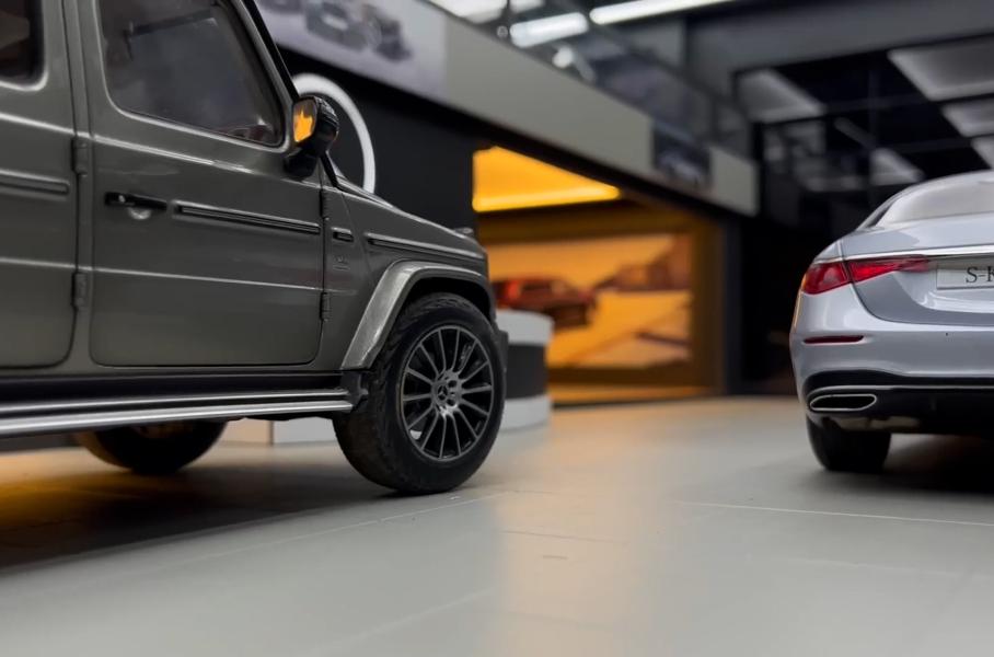 Посмотрите на дилерский центр Mercedes-Benz в масштабе 1:18