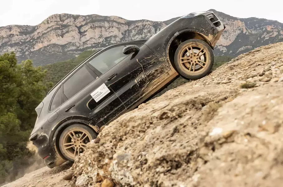 Обновлённые BMW X5 и X6, новый кроссовер Toyota и последние Lamborghini с атмосферным V12: главное за неделю