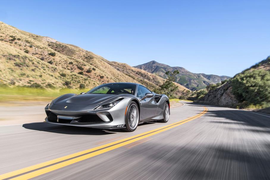 Из дилерского центра дерзко угнали четыре Ferrari