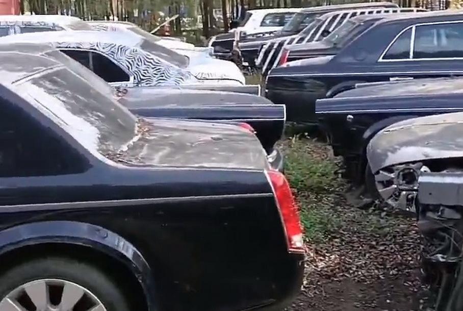 В Китае сняли на видео свалку с партийными лимузинами Hongqi
