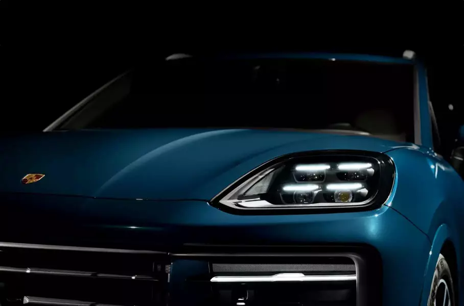 Чёрно-красный BMW XM, самый мощный кабриолет Aston Martin и особый Bentley Continental GT: главное за неделю