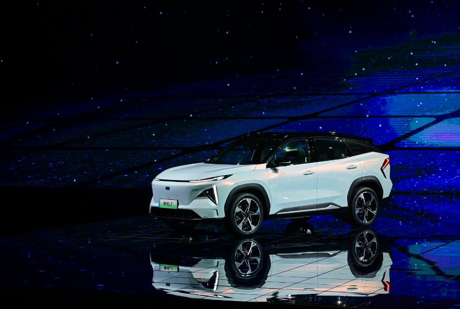 У Geely появился 390-сильный гибридный кроссовер