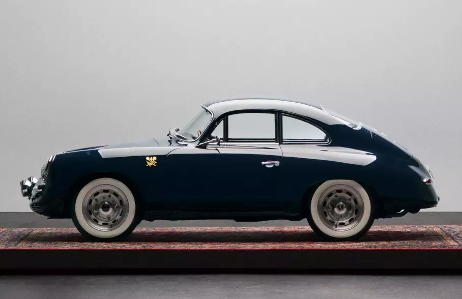 Посмотрите на украшенный сусальным золотом классический Porsche 356