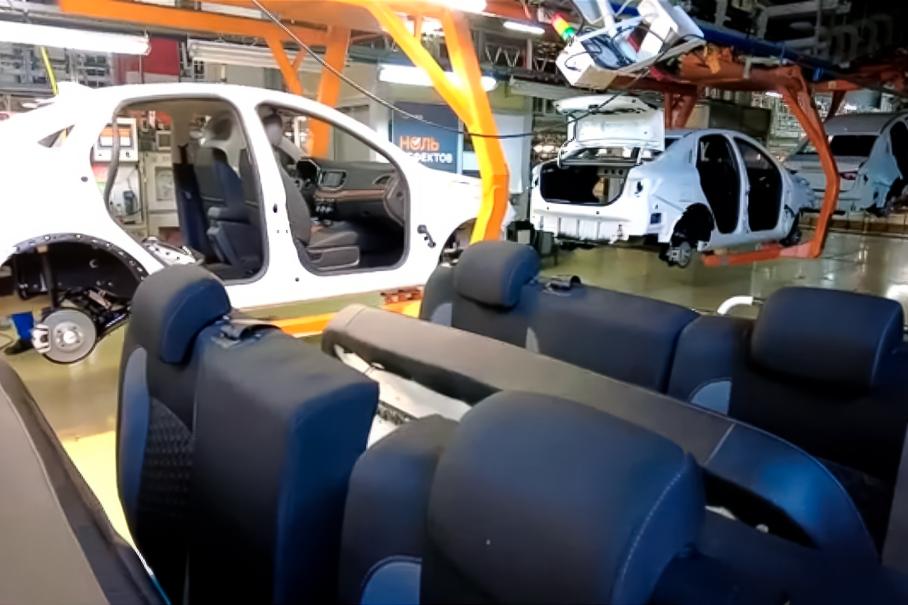 На АвтоВАЗе сфотографировали Cross-версию седана Lada Vesta NG