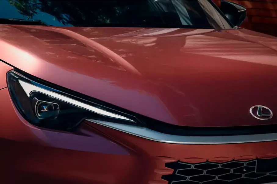 Новая «пятёрка» BMW, обновлённый Volkswagen Touareg и супертурер Aston Martin DB12: главное за неделю