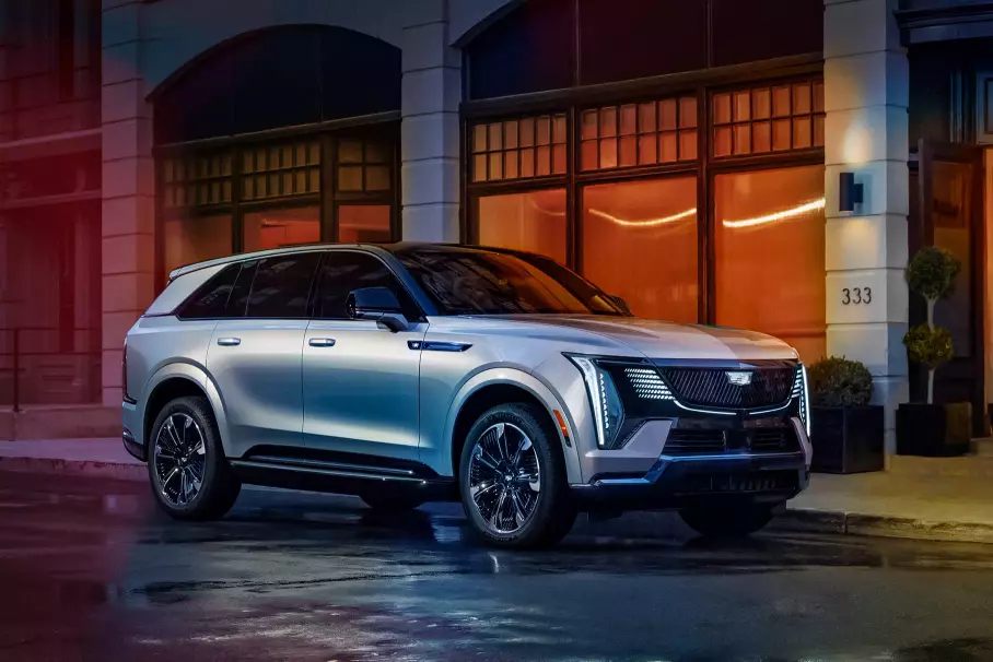 Электрический Cadillac Escalade IQ, бронированный электроседан BMW i7 Protection и Lada Aura для чиновников: главное за неделю