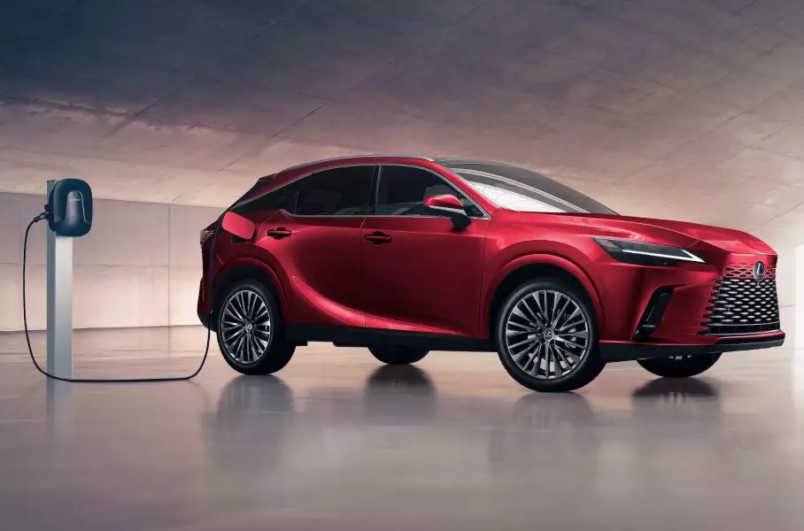 Электрический Cadillac Escalade IQ, бронированный электроседан BMW i7 Protection и Lada Aura для чиновников: главное за неделю