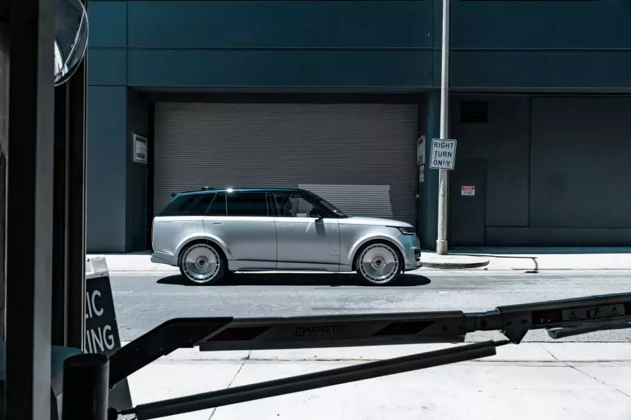 Range Rover превратили в слиток серебра на огромных колёсах