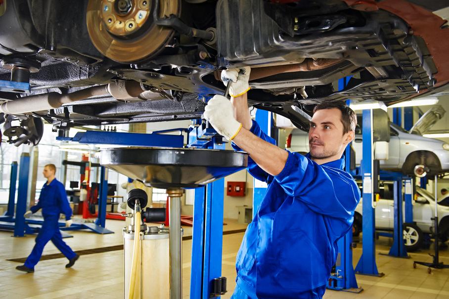 Стало известно, сколько ежегодно тратят россияне на обслуживание автомобилей