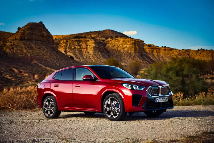 Новые кросс-купе BMW X2 и iX2, обновлённый Mercedes-AMG GLA 45 S и особый Rolls-Royce Ghost Ékleipsis: главное за неделю