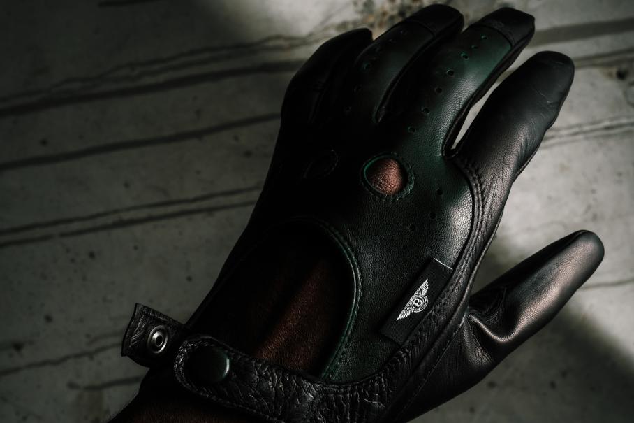 Bentley выпустила фирменные перчатки для вождения из отходов интерьера