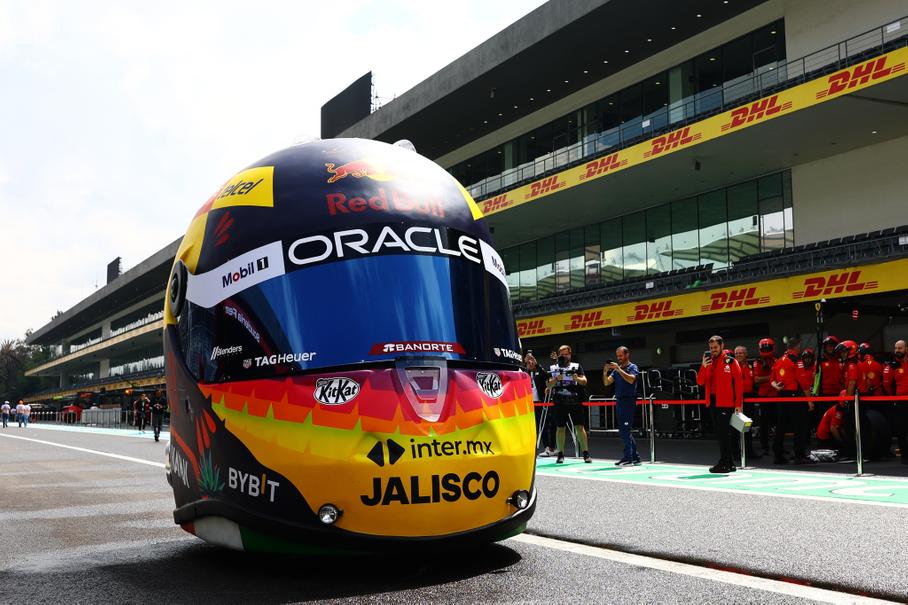 Посмотрите на автомобиль в виде огромного гоночного шлема