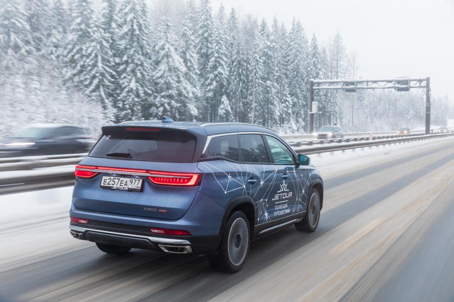 Визуально по X90 Plus не скажешь, что это самая крупная модель бренда длиной почти пять метров, но только до тех пор, пока не сядешь в салон