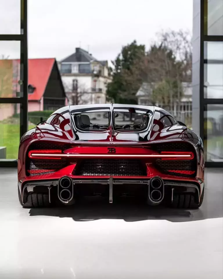 Последним Bugatti Chiron Super Sport стал эффектный «Красный дракон»