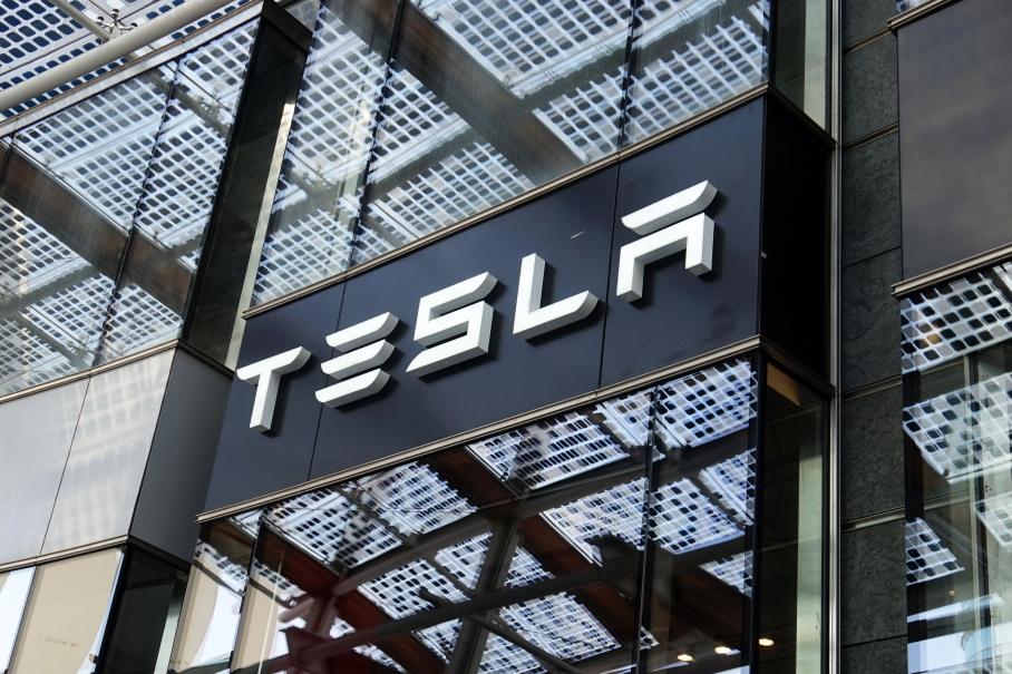 Tesla больше не самый дорогой автомобильный бренд