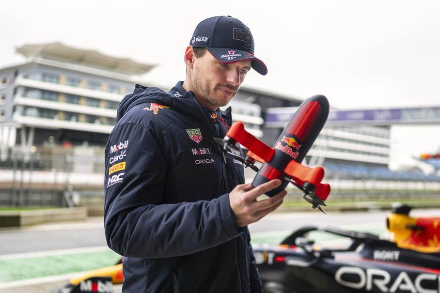 Red Bull построил квадрокоптер быстрее болида Формулы-1