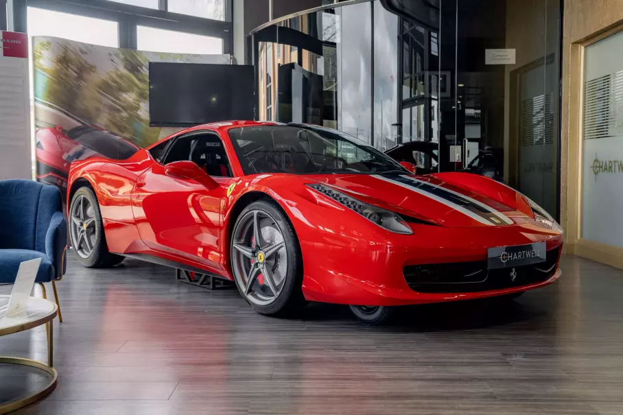 Посмотрите на Ferrari 458 с двумя рулями и без двигателя