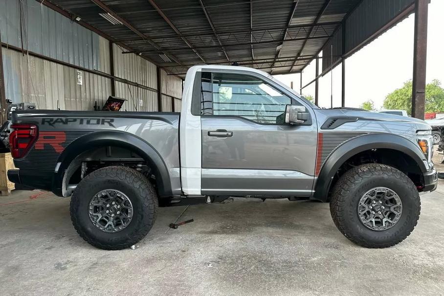 Посмотрите на короткобазный Ford Raptor R с двухрядной кабиной