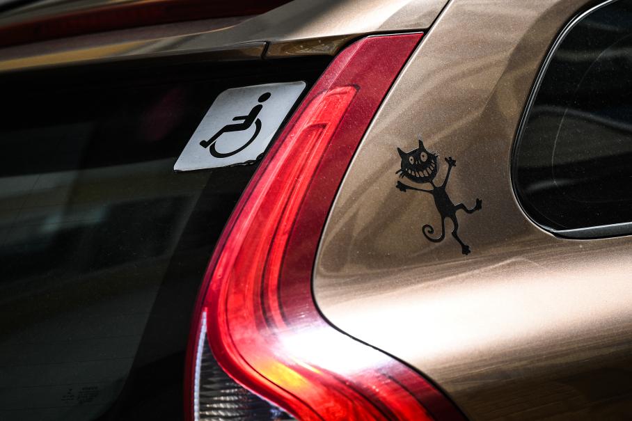 В России могут ввести запрет на эвакуацию автомобилей с наклейкой «Инвалид»