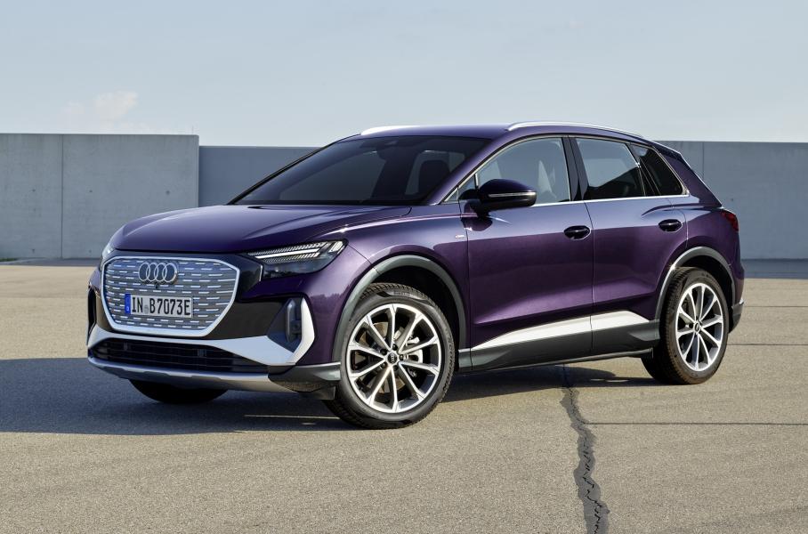 Обновленному Audi Q4 e-tron добавили начальную версию с тканевым салоном и «штамповками»