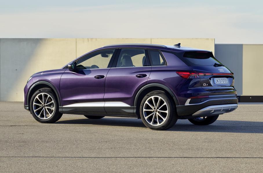 Обновленному Audi Q4 e-tron добавили начальную версию с тканевым салоном и «штамповками»