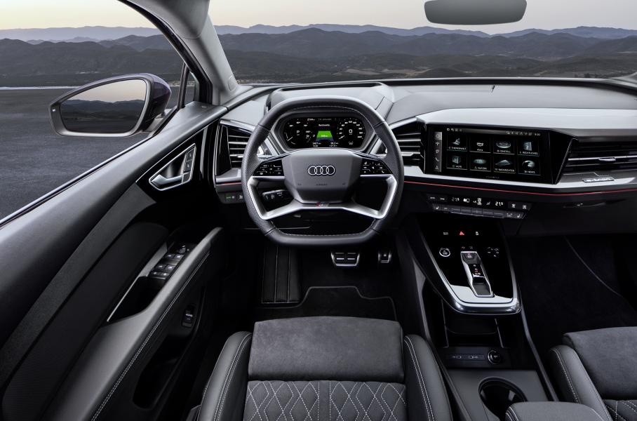 Обновленному Audi Q4 e-tron добавили начальную версию с тканевым салоном и «штамповками»