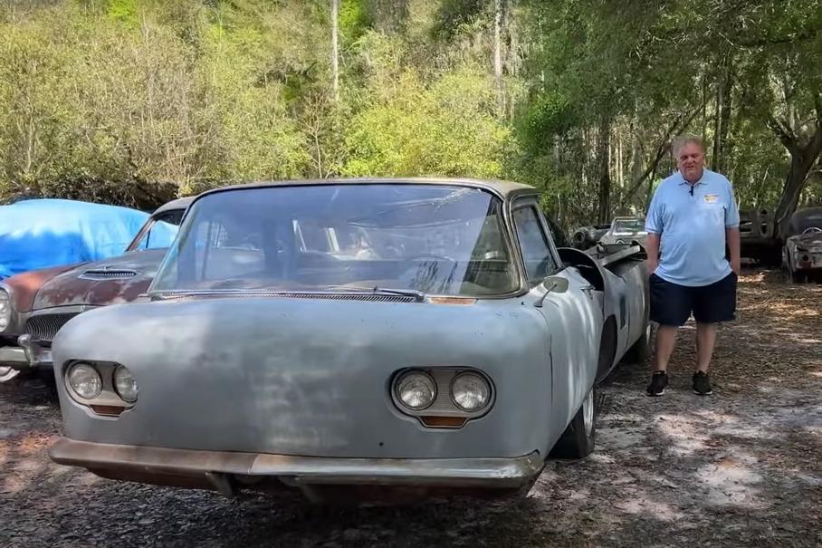 Посмотрите на гоночный грузовик, перевозивший первую Shelby Cobra