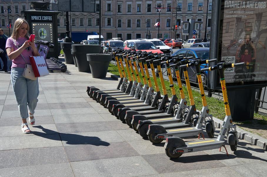 Россиян будут штрафовать за неправильную парковку электросамокатов