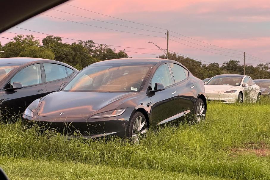 Посмотрите, как Tesla хранит свои электрокары в заросшей траве под открытым небом