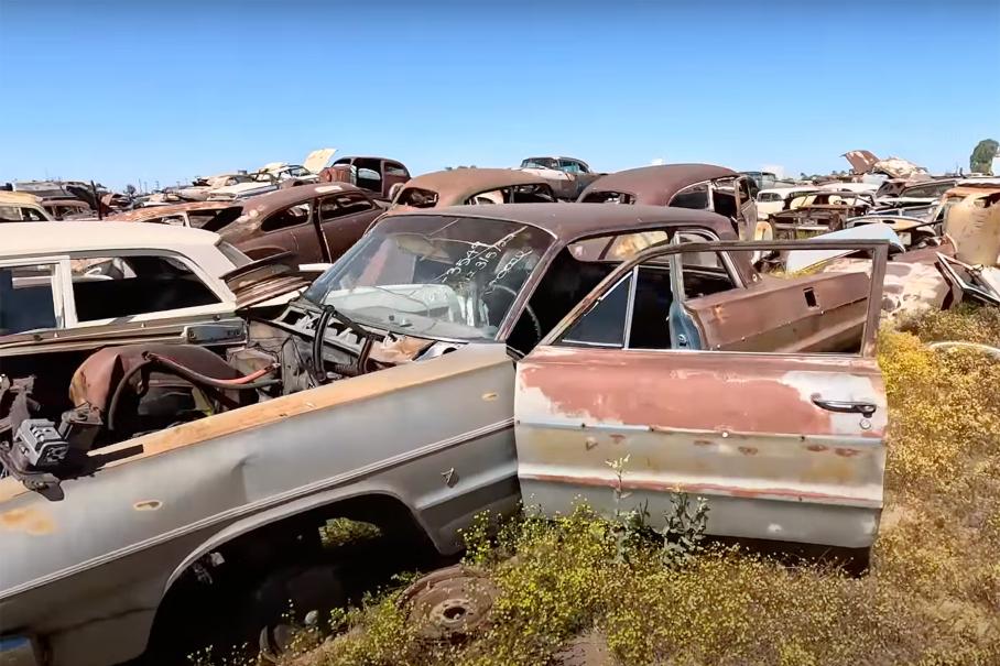 В США нашли заброшенное кладбище с 10 000 классических автомобилей