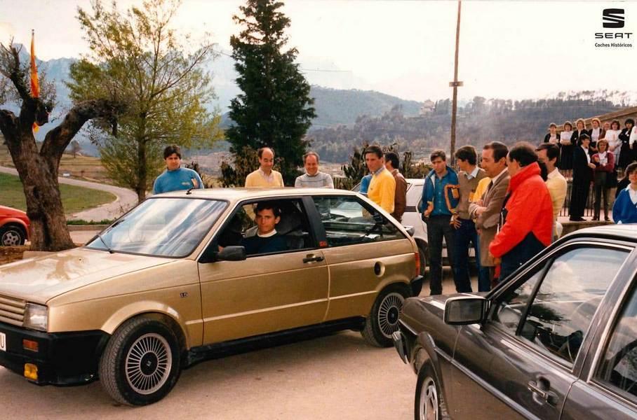 Архивное фото принца Филиппа за рулём Сеата