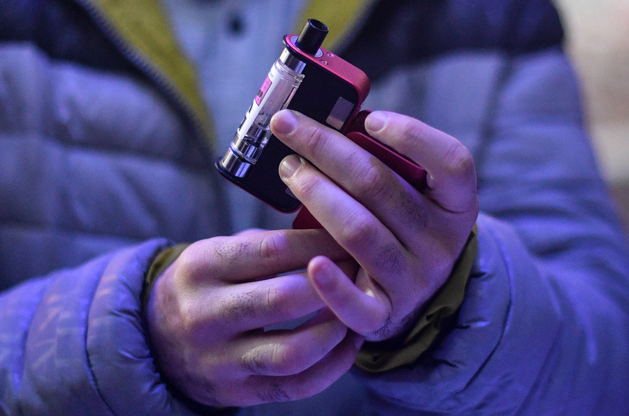 Россиян хотят штрафовать за курение «электронок» за рулем