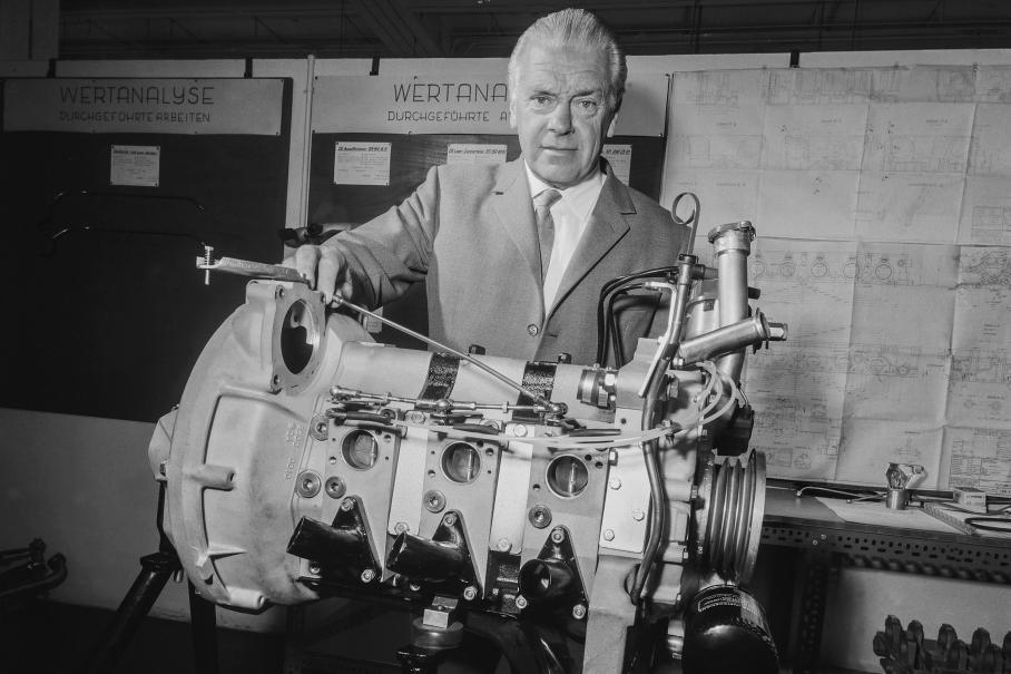 Руководитель разработки легковых автомобилей Mercedes-Benz Рудольф Уленхаут и трехроторный мотор M 950 F