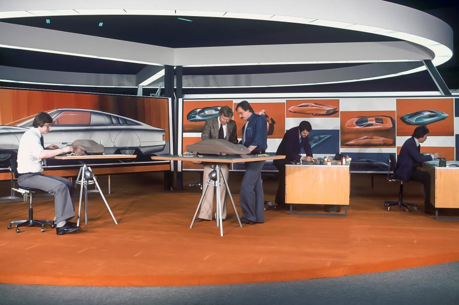 Конец марта 1977 года. Дизайн C111-III было решено подчинить аэродинамике. В центре Петер Пфайфер — утвердили именно его версию экстерьера