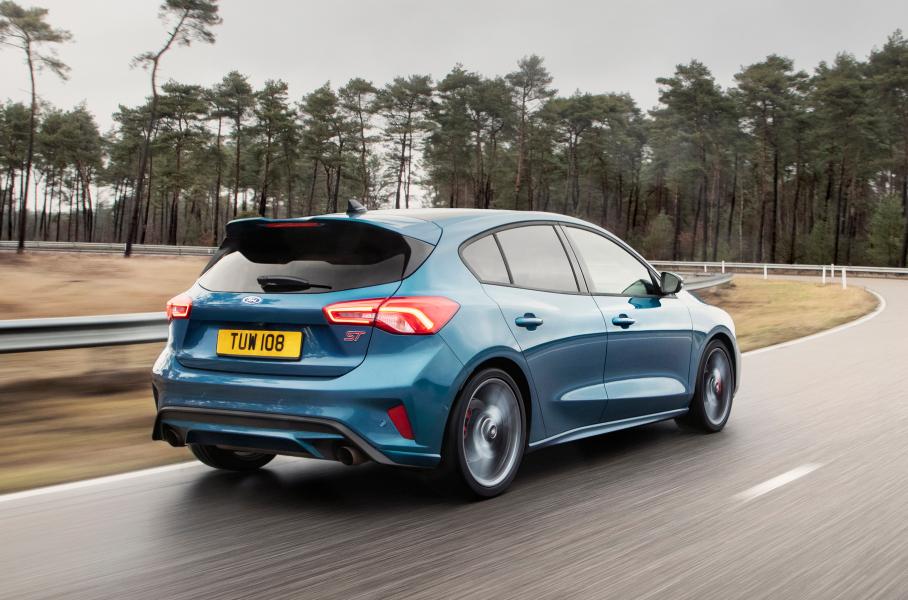 От обычного «Фокуса » версия ST отличается более жесткими амортизаторами (+20 процентов спереди и 13 сзади) и заниженной на 10 миллиметров подвеской.