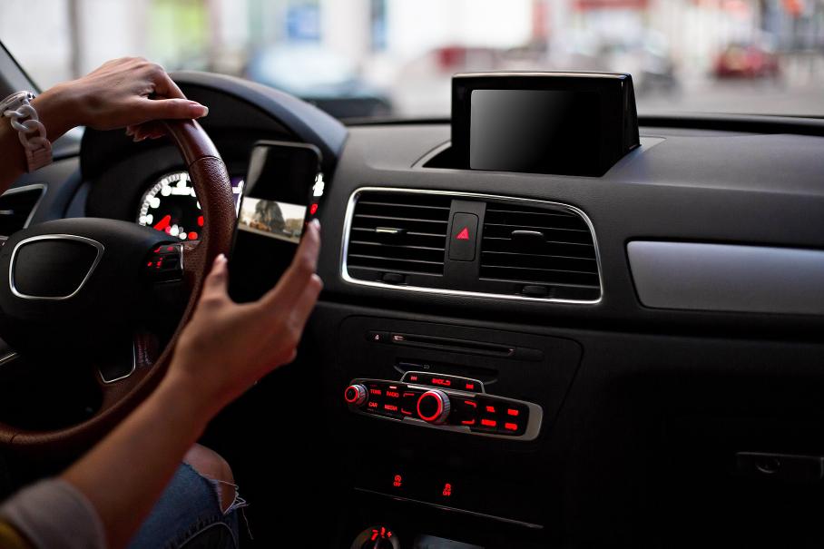 В России хотят лишать прав за просмотр видео за рулем