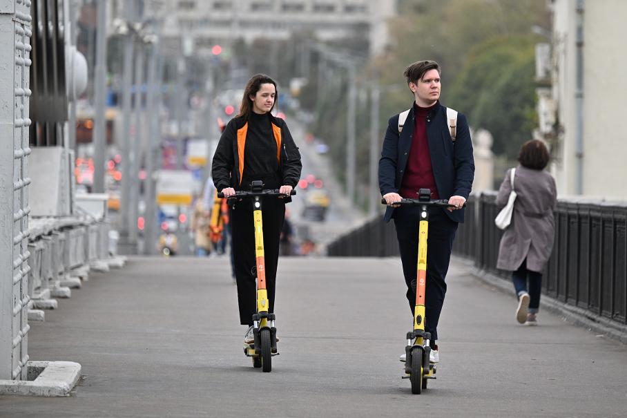 «Яндекс» нашел способ борьбы с поездками на самокатах вдвоем