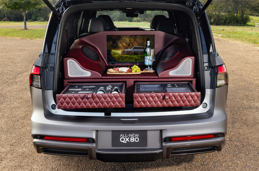 Кейс для бутылок и телевизор: Infiniti подготовила QX80 к вечеринкам