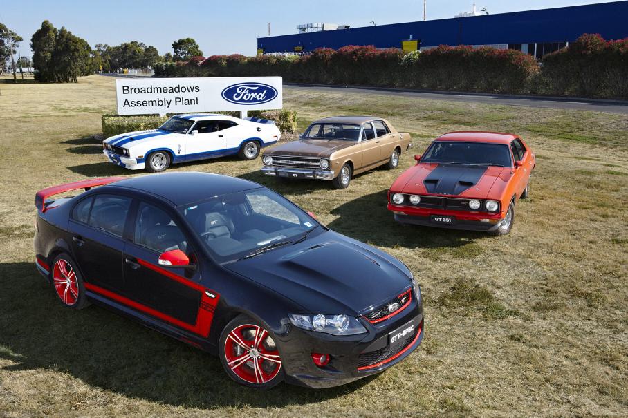 Седаны FPV Falcon GT на фоне завода в Австралии