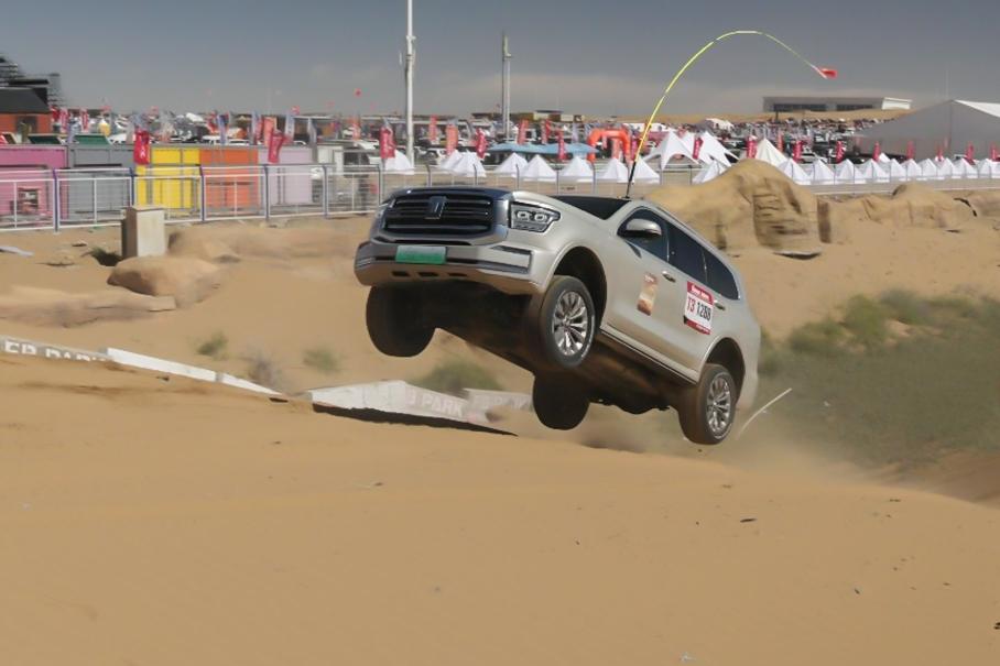 Всегда хотел прыгнуть на автомобиле. Хорошо так, с отрывом всех колёс от земли. Но не думал, что мне доведётся это исполнить на пятиметровом внедорожнике массой 2,8 тонны! Высоту полёта я осознал лишь увидев потом этот кадр