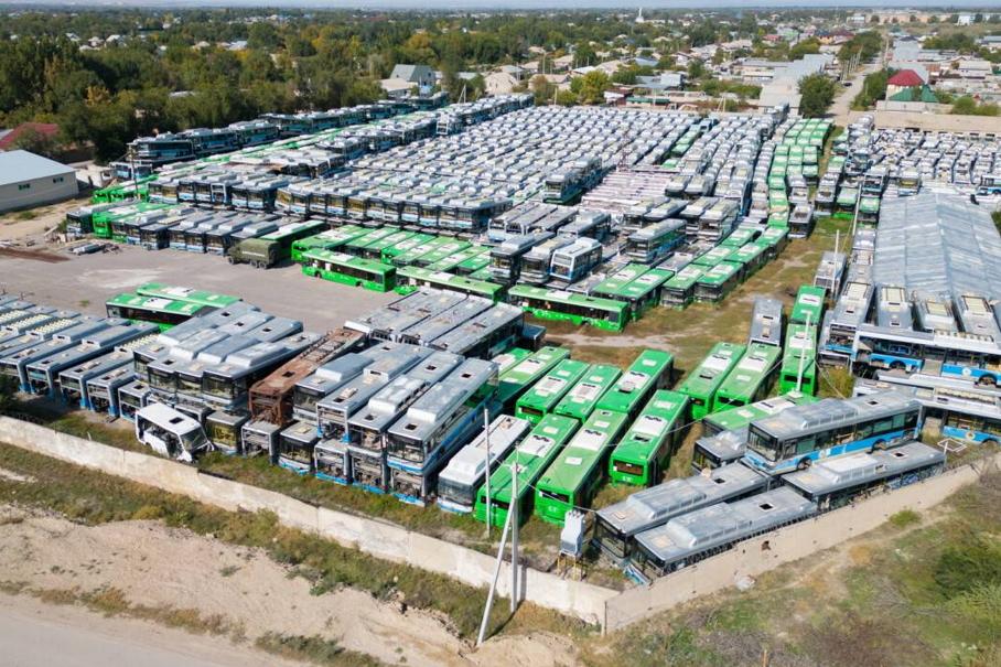 Власти Алматы не знают, что делать с кладбищем автобусов ЛиАЗ и Yutong